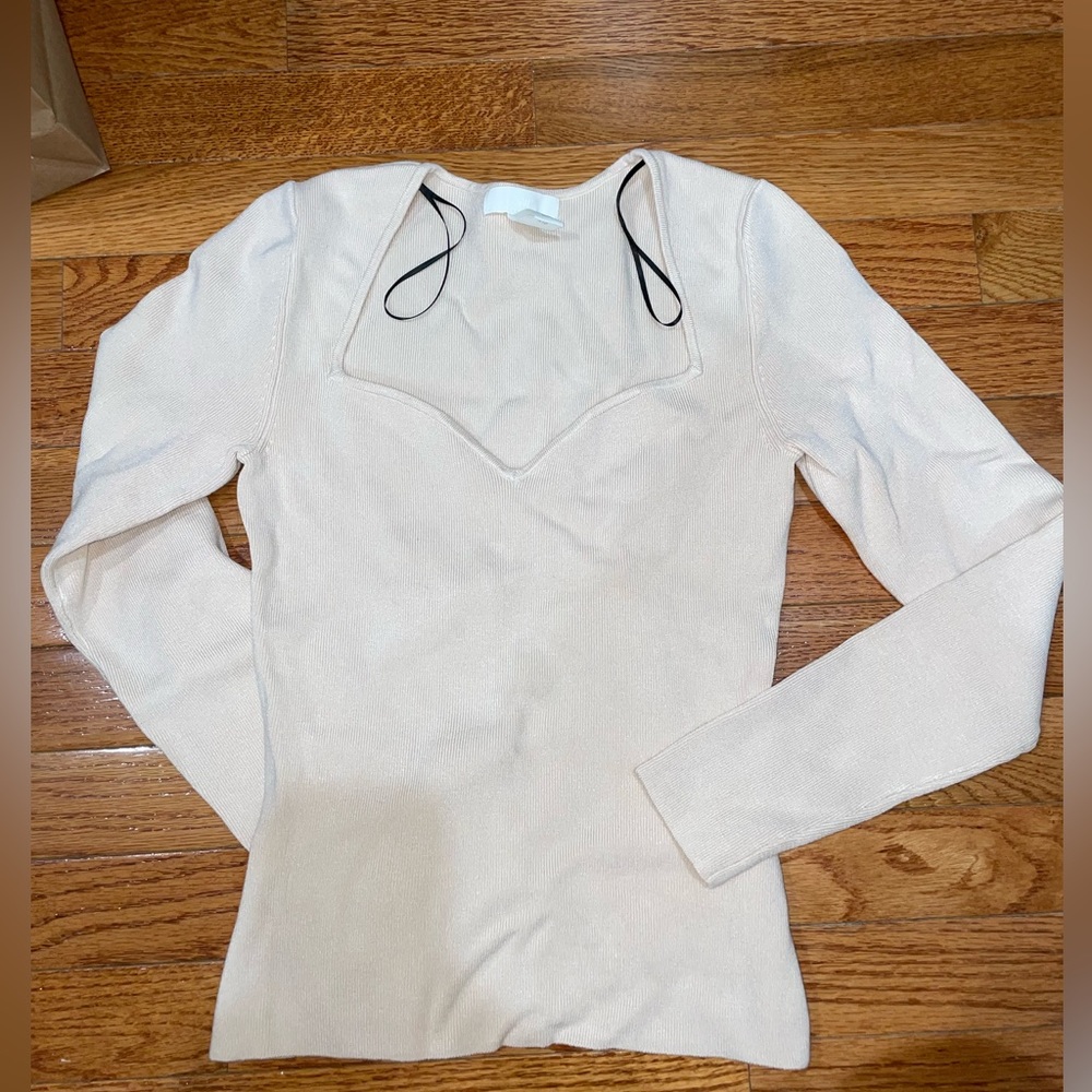 H&M Knit ribbed long sleeve top never worn no tag sweetheart neckline.